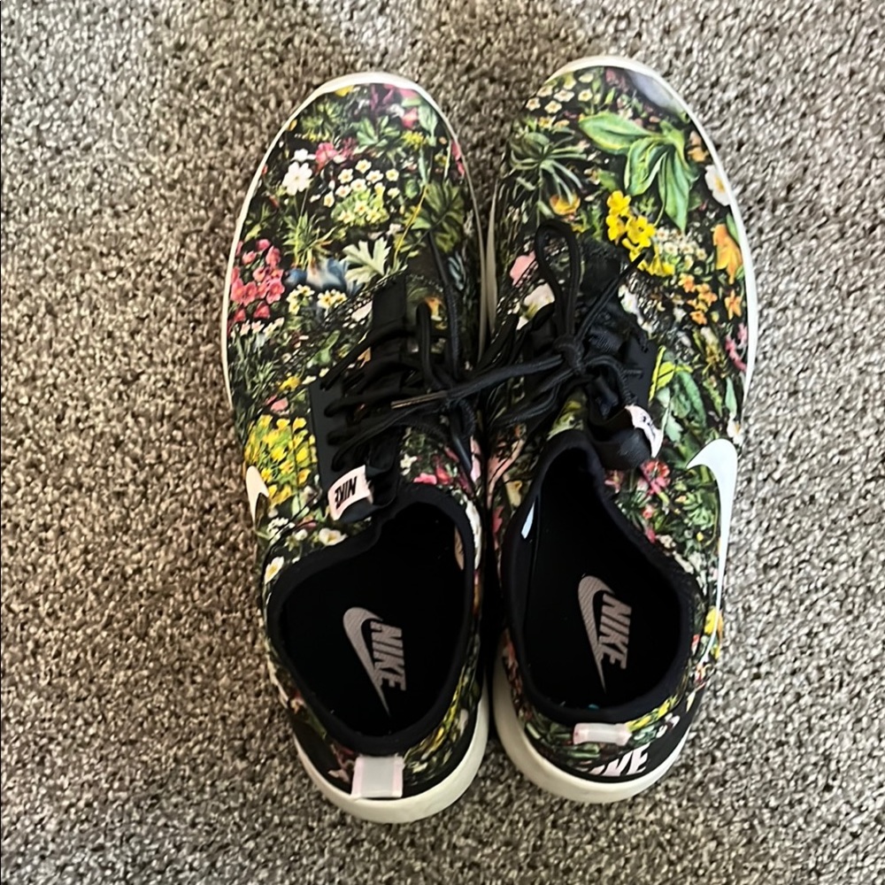 Nike Women’s Roshe Floral Black Sneakers / 10M